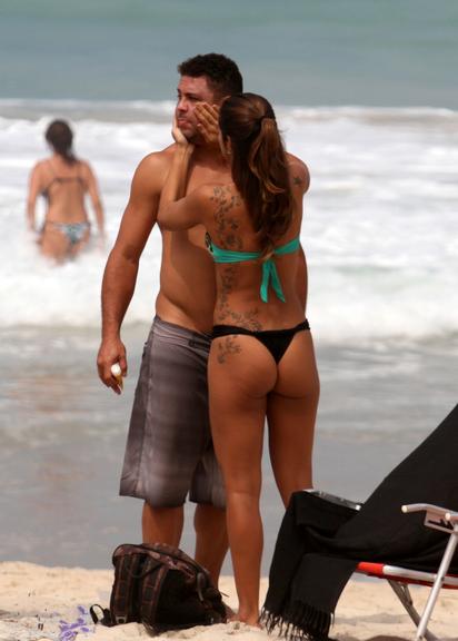 Ronaldo e a namorada, Paula Morais, na praia do Leblon