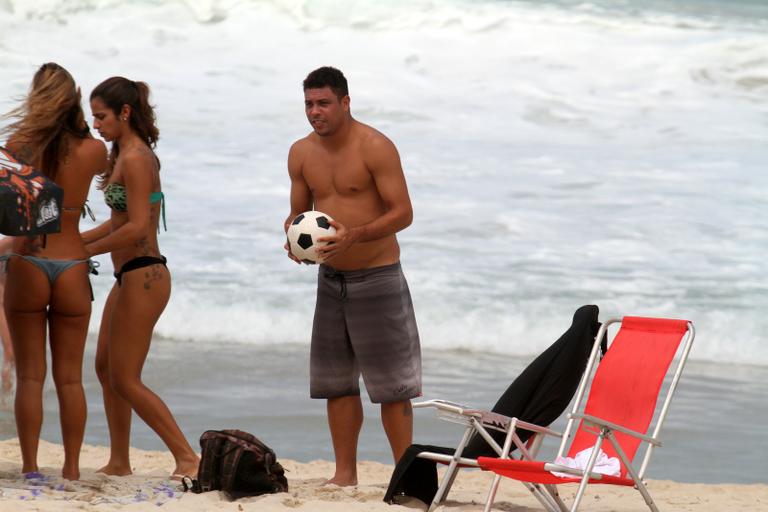 Ronaldo e a namorada, Paula Morais, na praia do Leblon