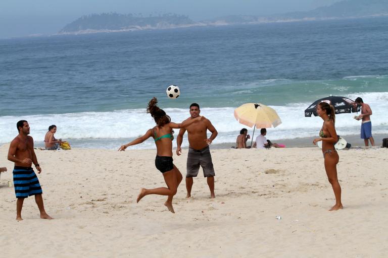 Ronaldo e a namorada, Paula Morais, na praia do Leblon