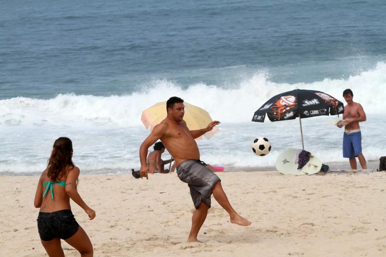 Ronaldo e a namorada, Paula Morais, na praia do Leblon