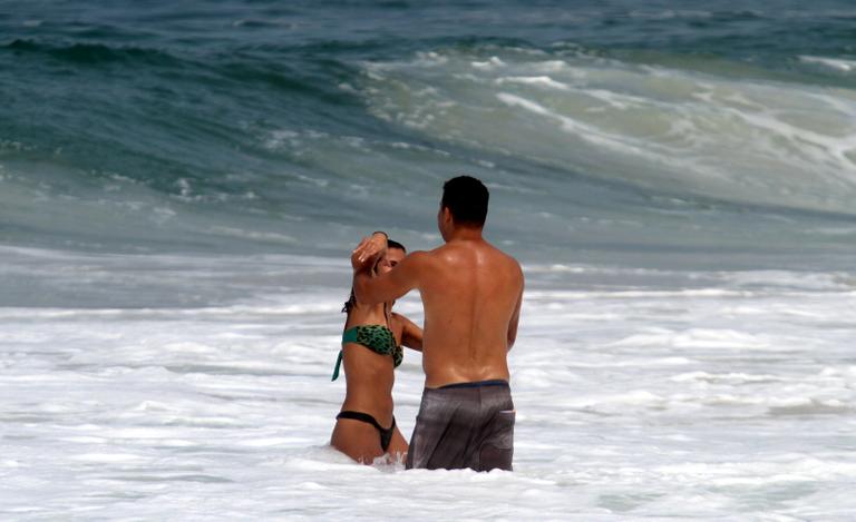 Ronaldo e a namorada, Paula Morais, na praia do Leblon