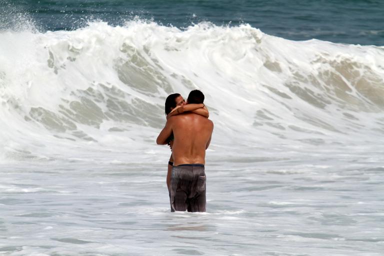 Ronaldo e a namorada, Paula Morais, na praia do Leblon