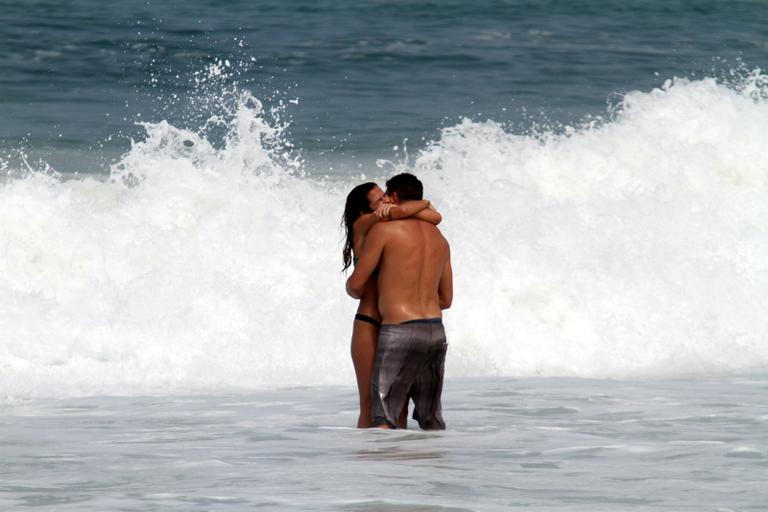 Ronaldo e a namorada, Paula Morais, na praia do Leblon