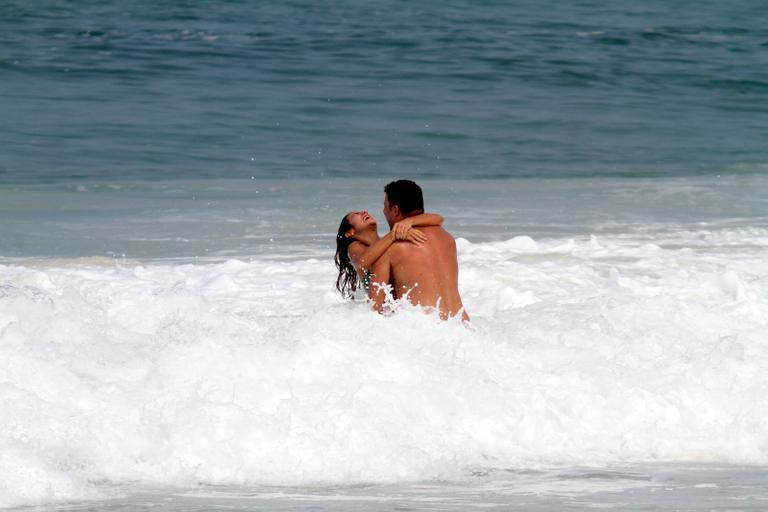 Ronaldo e a namorada, Paula Morais, na praia do Leblon