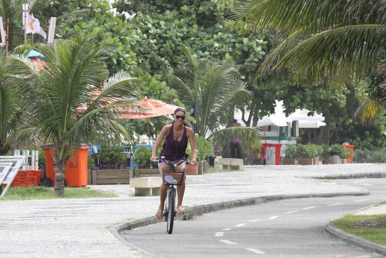 Débora Nascimento pedala pela Barra da Tijuca, Rio de Janeiro