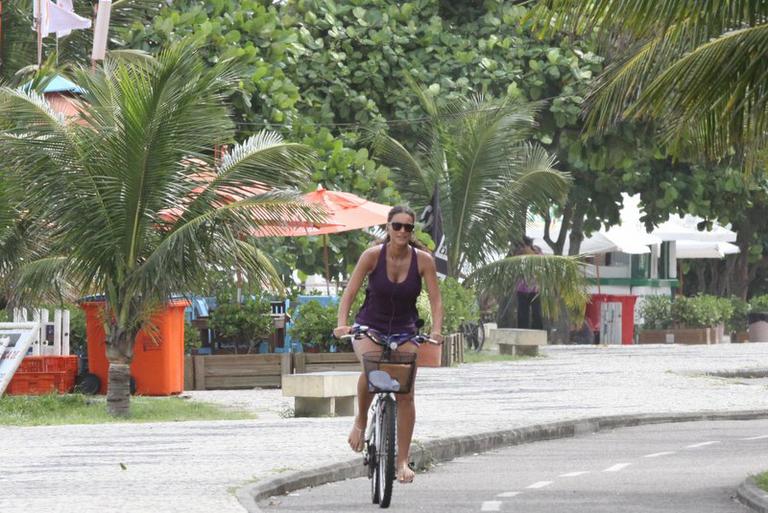 Débora Nascimento pedala pela Barra da Tijuca, Rio de Janeiro