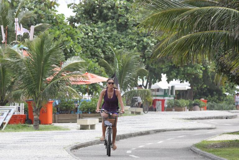 Débora Nascimento pedala pela Barra da Tijuca, Rio de Janeiro