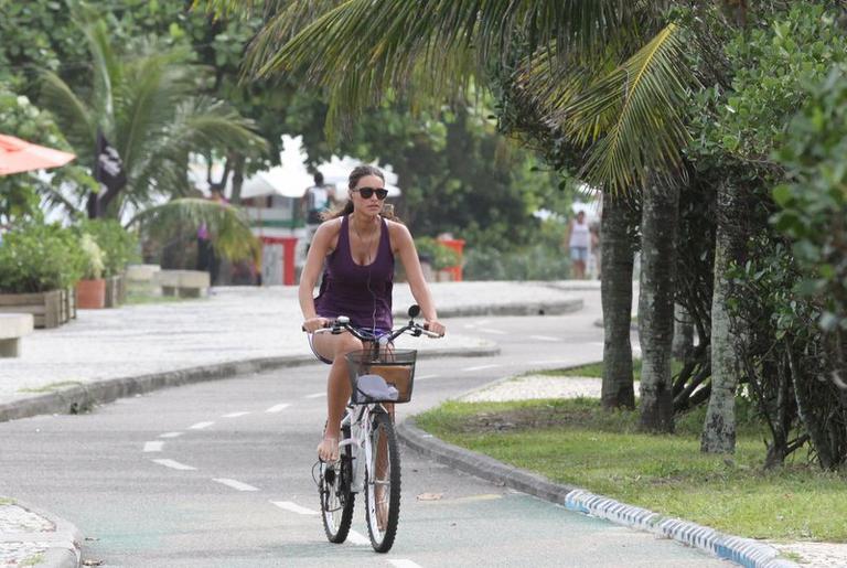 Débora Nascimento pedala pela Barra da Tijuca, Rio de Janeiro