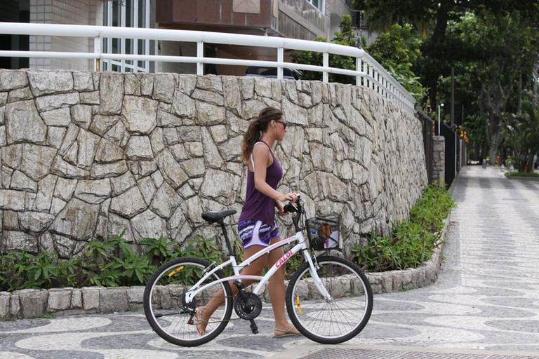 Débora Nascimento pedala pela Barra da Tijuca, Rio de Janeiro