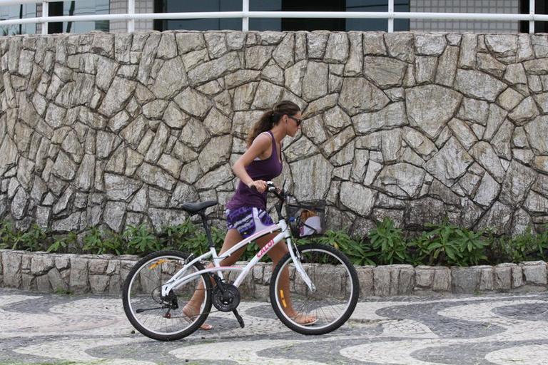 Débora Nascimento pedala pela Barra da Tijuca, Rio de Janeiro