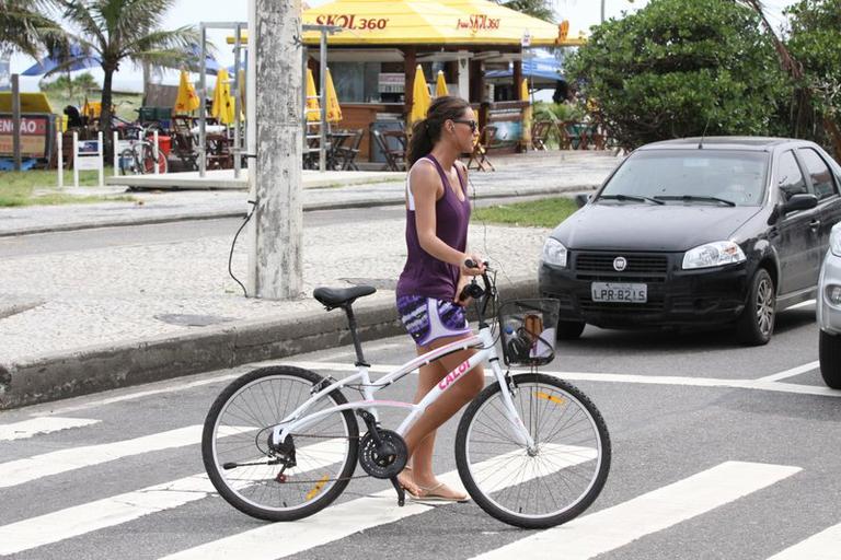 Débora Nascimento pedala pela Barra da Tijuca, Rio de Janeiro