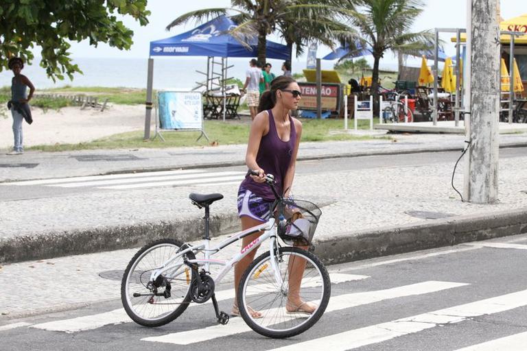 Débora Nascimento pedala pela Barra da Tijuca, Rio de Janeiro