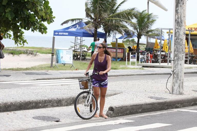 Débora Nascimento pedala pela Barra da Tijuca, Rio de Janeiro