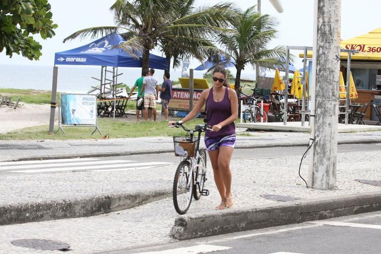 Débora Nascimento pedala pela Barra da Tijuca, Rio de Janeiro