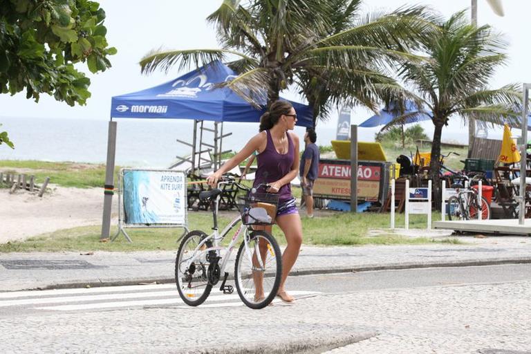 Débora Nascimento pedala pela Barra da Tijuca, Rio de Janeiro