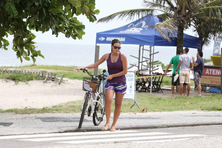 Débora Nascimento pedala pela Barra da Tijuca, Rio de Janeiro