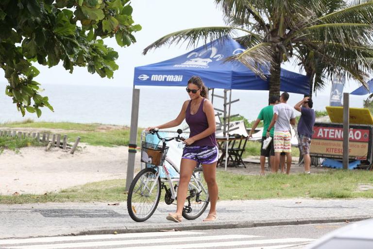 Débora Nascimento pedala pela Barra da Tijuca, Rio de Janeiro