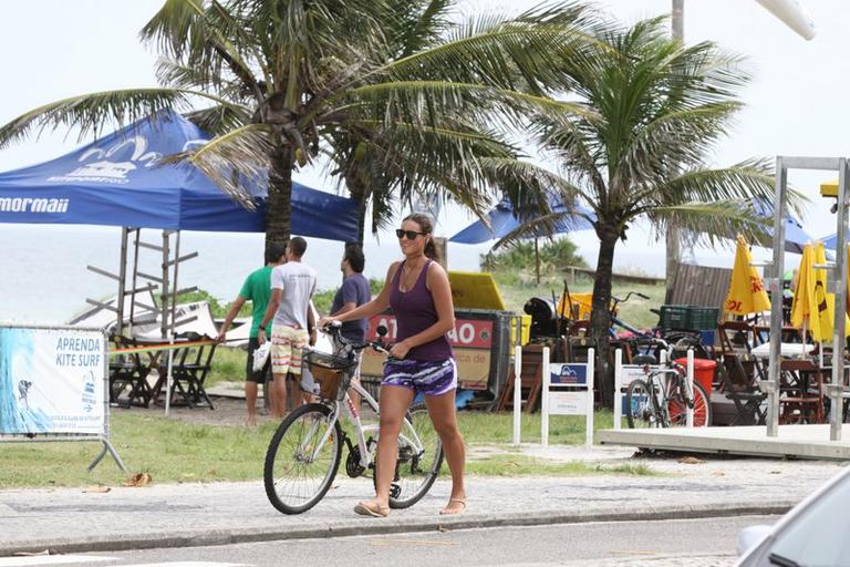 Débora Nascimento pedala pela Barra da Tijuca, Rio de Janeiro