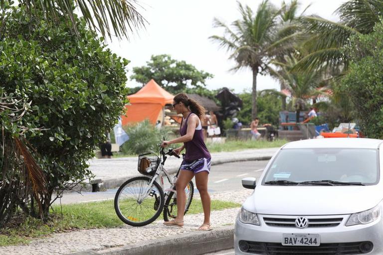 Débora Nascimento pedala pela Barra da Tijuca, Rio de Janeiro