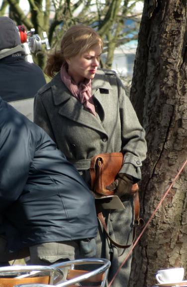 Nicole Kidman sofre com o frio em filmagem na Inglaterra