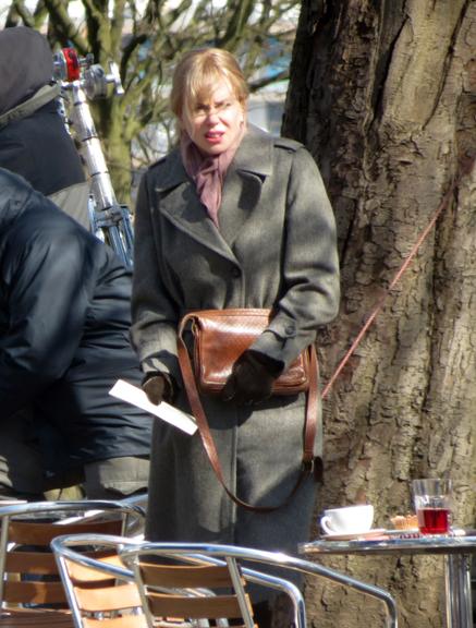 Nicole Kidman sofre com o frio em filmagem na Inglaterra