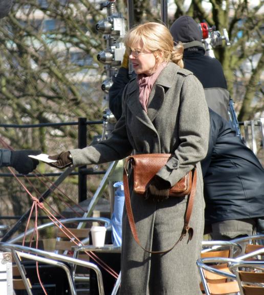 Nicole Kidman sofre com o frio em filmagem na Inglaterra