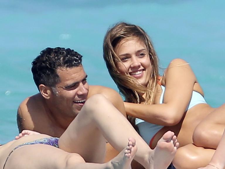 Jessica Alba mostra sua beleza no Caribe