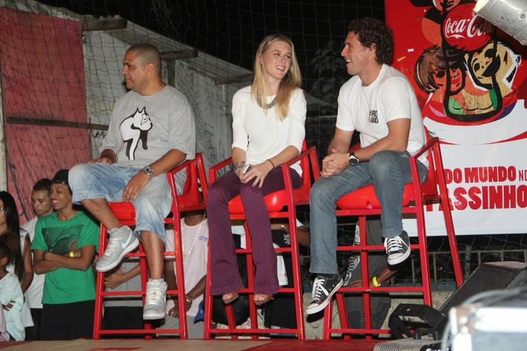 Fiorella Mattheis e Flávio Canto participam da batalha do passinho