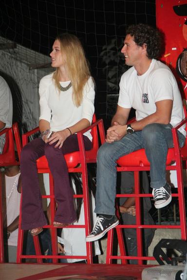 Fiorella Mattheis e Flávio Canto participam da batalha do passinho