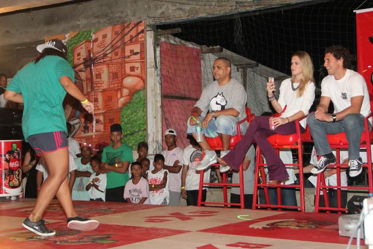 Fiorella Mattheis e Flávio Canto participam da batalha do passinho