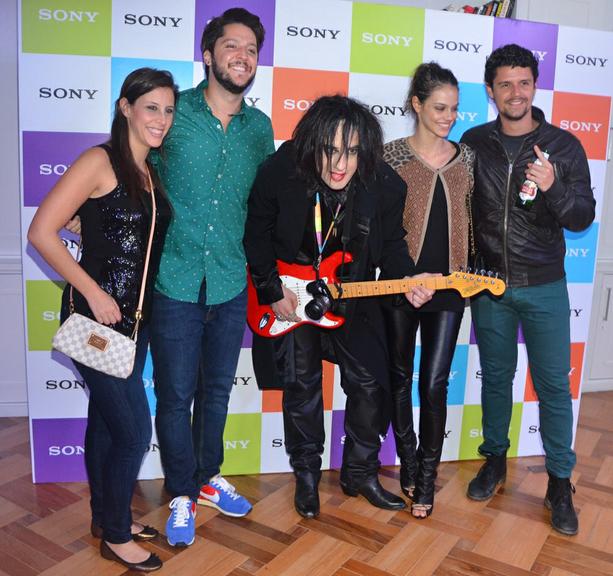 Famosos com cover de Robert Smith no show do The Cure, em São Paulo