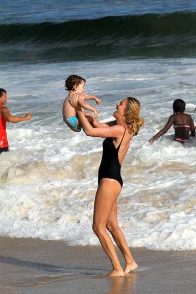 Letícia Birkheuer curte as fofurices de seu filho, João Guilherme