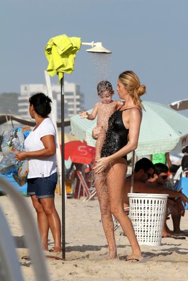 Letícia Birkheuer curte as fofurices de seu filho, João Guilherme