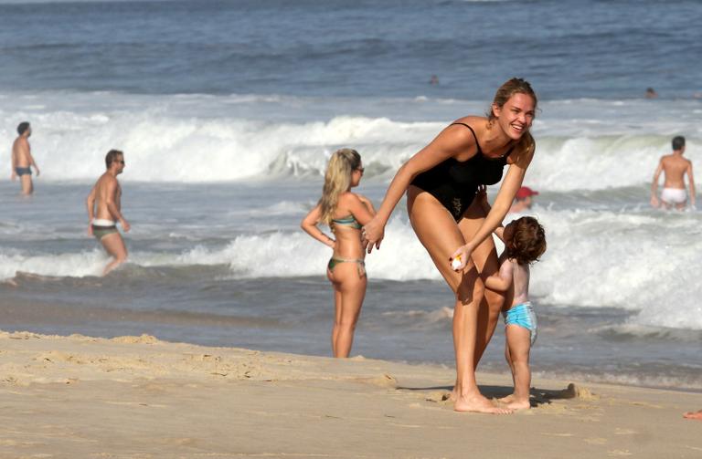 Letícia Birkheuer curte as fofurices de seu filho, João Guilherme