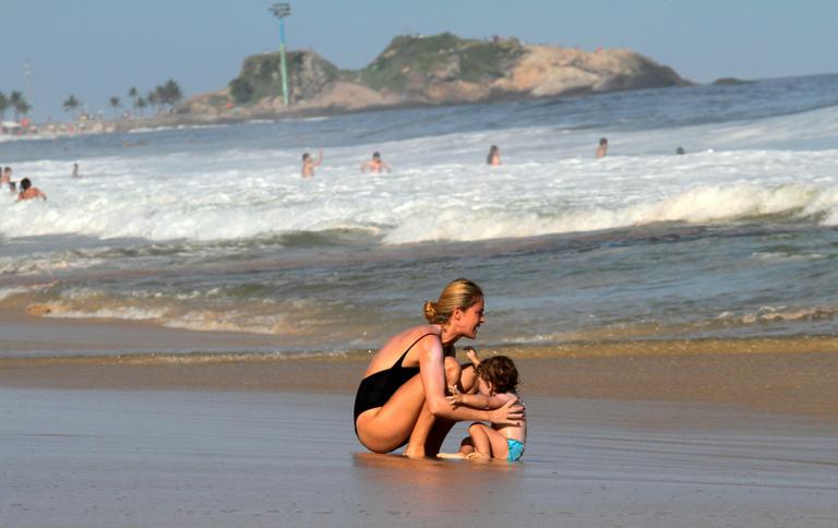 Letícia Birkheuer curte as fofurices de seu filho, João Guilherme