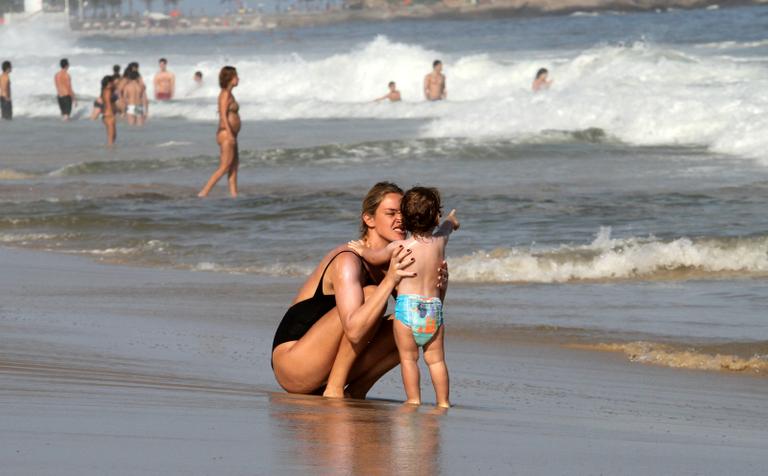 Letícia Birkheuer curte as fofurices de seu filho, João Guilherme