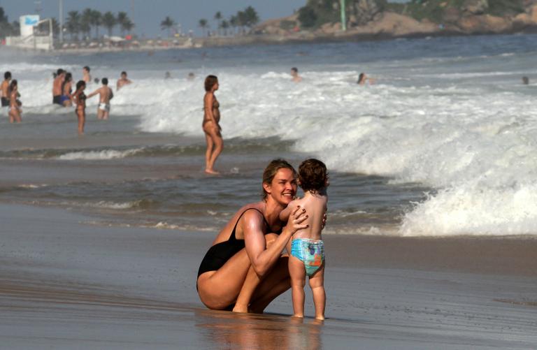 Letícia Birkheuer curte as fofurices de seu filho, João Guilherme