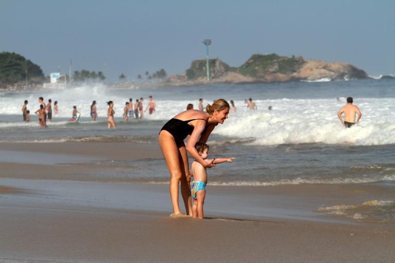 Letícia Birkheuer curte as fofurices de seu filho, João Guilherme