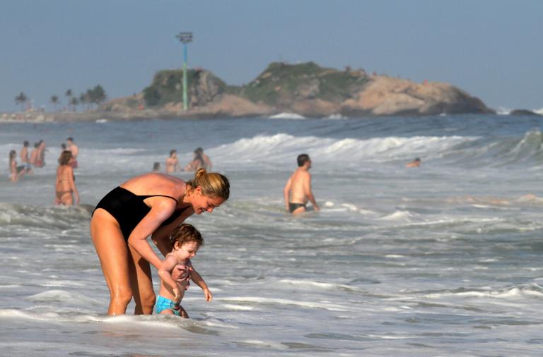 Letícia Birkheuer curte as fofurices de seu filho, João Guilherme