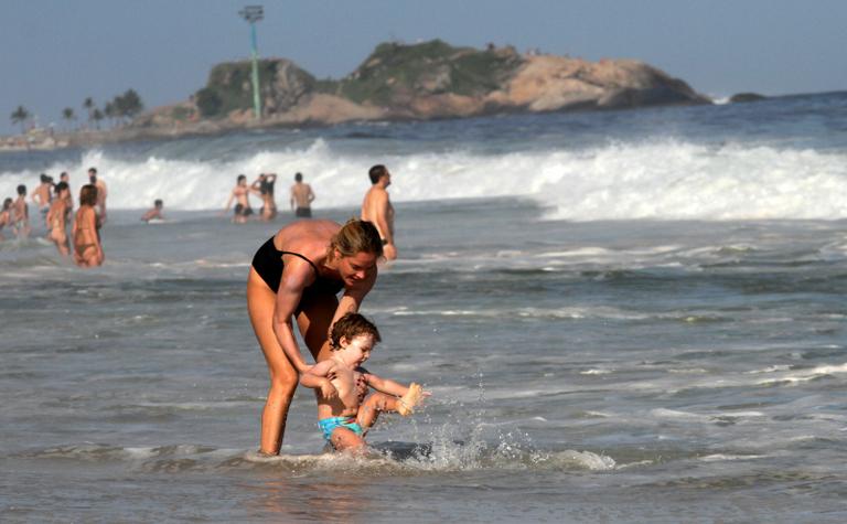 Letícia Birkheuer curte as fofurices de seu filho, João Guilherme