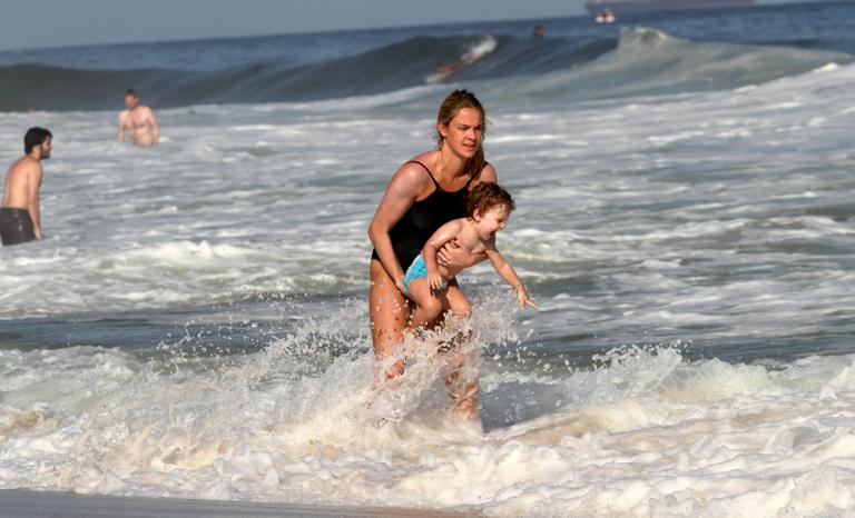 Letícia Birkheuer curte as fofurices de seu filho, João Guilherme