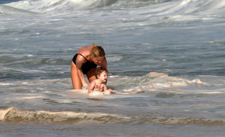 Letícia Birkheuer curte as fofurices de seu filho, João Guilherme