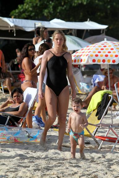 Letícia Birkheuer curte as fofurices de seu filho, João Guilherme