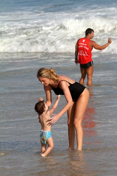 Letícia Birkheuer curte as fofurices de seu filho, João Guilherme