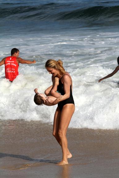 Letícia Birkheuer curte as fofurices de seu filho, João Guilherme