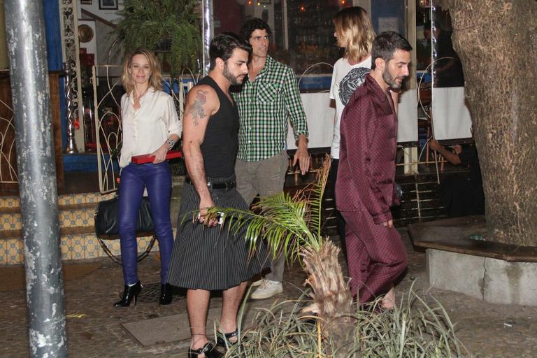 Reynaldo Gianecchini e Mariana Ximenes jantam com o estilista Marc Jacobs e seu namorado Harry Louis no Rio de Janeiro