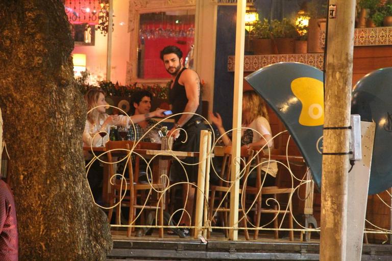 Reynaldo Gianecchini e Mariana Ximenes jantam com o estilista Marc Jacobs e seu namorado Harry Louis no Rio de Janeiro