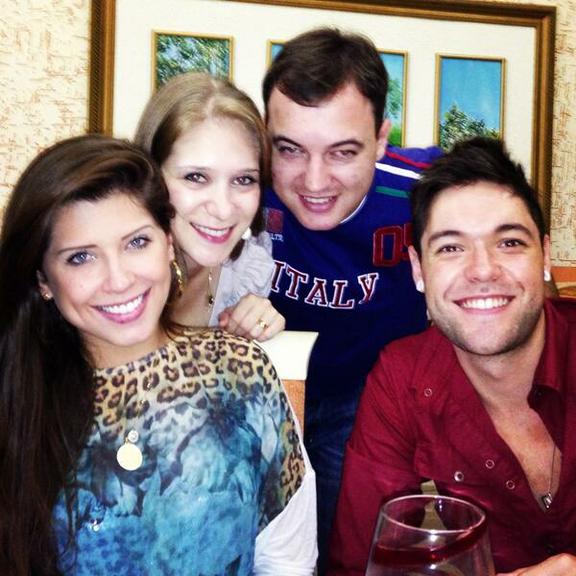 Andressa e Nasser curtem jantar com amigos