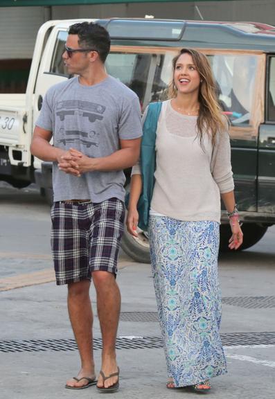 Jessica Alba curte belas férias com o marido, Cash Warren