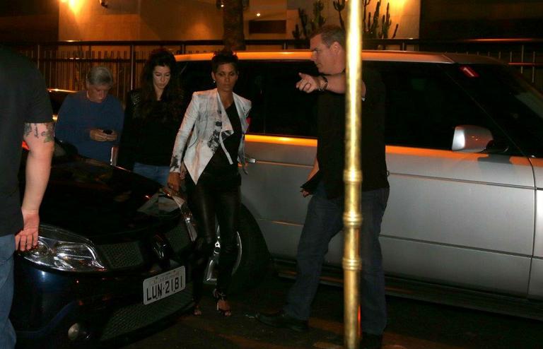 Grávida, Halle Berry janta em restaurante do Rio de Janeiro